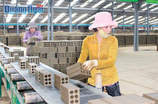  Nhà máy Gạch tuynen Phú Điền đầu tư tại xã Hành Minh (Nghĩa Hành) giúp hơn 100 lao động trở thành công nhân công nghiệp, góp phần chuyển dịch cơ cấu lao động của địa phương này.                                                                                                        Ảnh: H.T