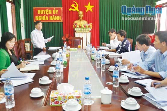 Phó Tổng Biên tập Báo Quảng Ngãi Lê Đức Vương làm việc với Huyện ủy Nghĩa Hành về công tác phát hành báo.
