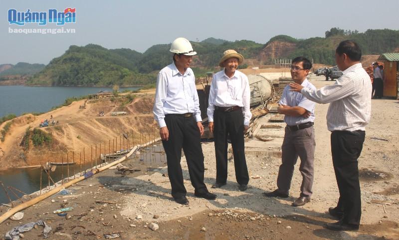 Phó Chủ tịch UBND tỉnh Phạm Trường Thọ kiểm tra tại Hồ chứa nước Nước Trong.