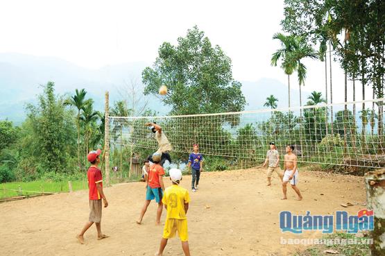 Thanh niên thôn Nước Tang chơi bóng chuyền trên mảnh đất vườn của anh Nhân.