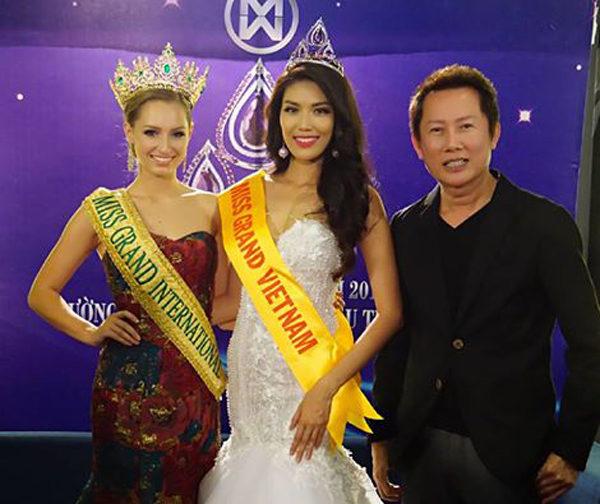 Lan Khuê (giữa) chụp hình cùng đương kim Hoa hậu Hòa Bình Claire Parker và ông Nawat Itsaragrisil, Chủ tịch cuộc thi Hoa hậu Hòa bình quốc tế