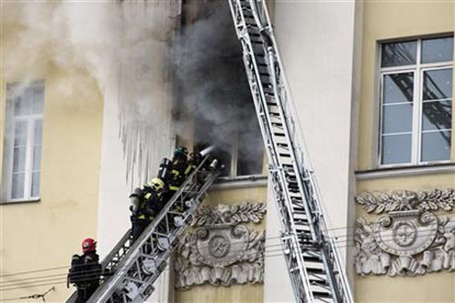 Lực lượng cứu hỏa nỗ lực dập lửa tại tòa nhà Bộ Quốc phòng Nga ở Maxcơva ngày 3-4-2016. Ảnh: AP