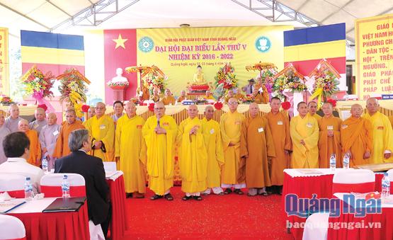 Ban Trị sự Giáo hội Phật giáo tỉnh ra mắt tại đại hội. Ảnh: T.Thuận