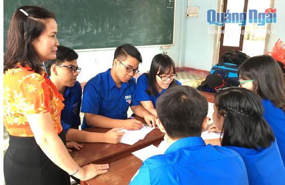 Ngoài tự học, học nhóm dưới sự hướng dẫn của cô giáo cũng là cách giúp các em nâng cao trình độ ngoại ngữ. Trong ảnh: Cô Trần Thị Thanh Hà dạy nhóm cho các em trước cuộc thi.