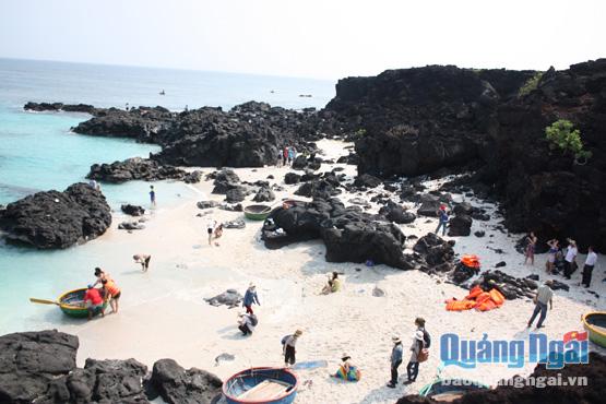 Bãi tắm Hang sau của đảo nay trở thành điểm du lịch khá hấp dẫn cho nhiều du khách.