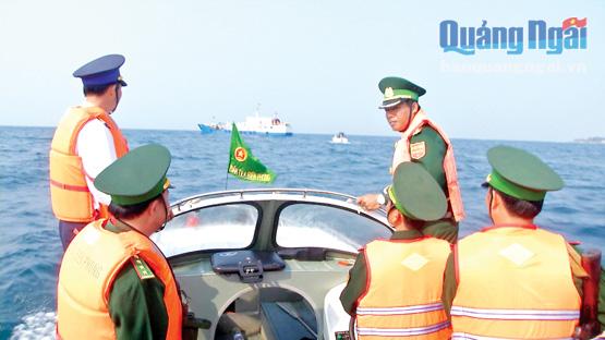Bộ đội Biên phòng và Cảnh sát biển tuần tra trên vùng biển Lý Sơn.                                                                                        Ảnh: K.Toàn