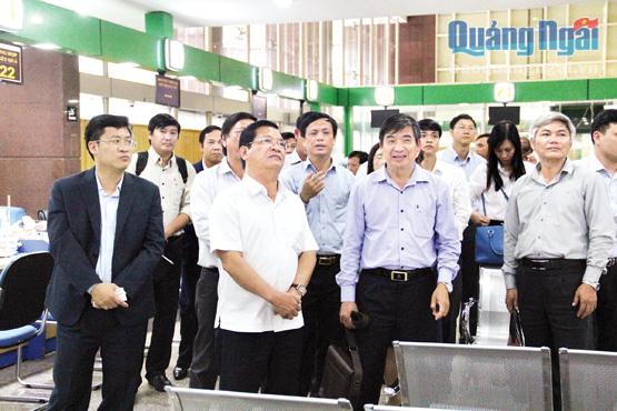 Lãnh đạo tỉnh Quảng Ngãi tham quan Trung tâm hành chính công của tỉnh Quảng Ninh. ảnh: TT