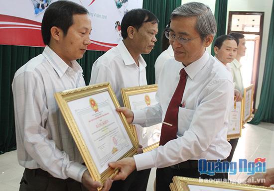 Phó Chủ tịch Thường trực UBND tỉnh Lê Quang Thích trao bằng khen của UBND tỉnh cho các cá nhân, tập thể có đóng góp trong phong trào hiến máu tình nguyện