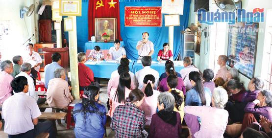 UBMTTQVN xã phối hợp với UBND xã Bình Châu tổ chức lấy ý kiến cử tri đối với đại biểu ứng cử HĐND xã tại thôn Phú Quý. ảnh: BS