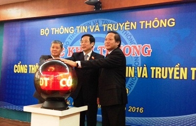 Bộ trưởng Nguyễn Bắc Son ấn nút khai trương Cổng Thông tin điện tử Bộ TTTT. Ảnh: VGP/Thúy Hà