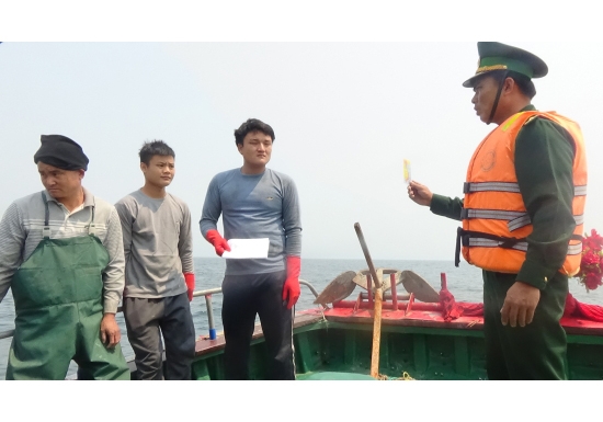 Hải đội 2 BĐBP Quảng Bình cảnh cáo tàu cá Trung Quốc vi phạm vào vùng biển Việt Nam. Ảnh:Báo Biên phòng