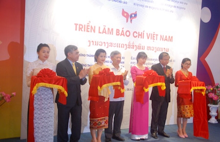 Khai mạc triển lãm Báo chí Việt Nam tại Lào. Ảnh: VGP/Duy Thịnh