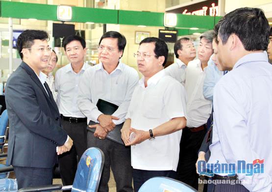 Lãnh đạo tỉnh tìm hiểu về sự vận hành của Trung tâm hành chính công Quảng Ninh.