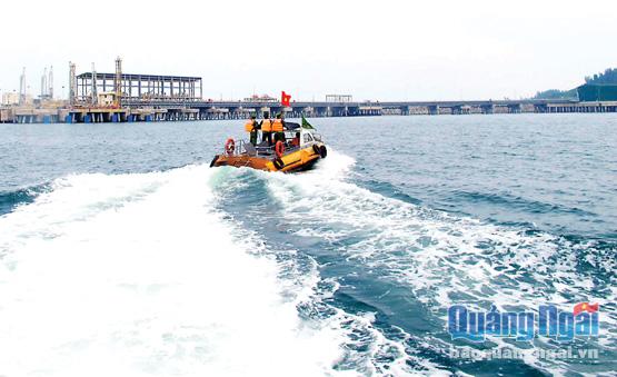 BĐBP cửa khẩu cảng Dung Quất thường xuyên tuần tra trên khu vực cảng xuất sản phẩm NMLD Dung Quất.