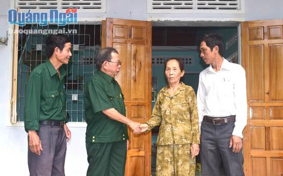 Đại diện các cấp hội cựu TNXP trong tỉnh đến thăm ngôi nhà tình nghĩa của bà Lê Thị Xuân Được.
