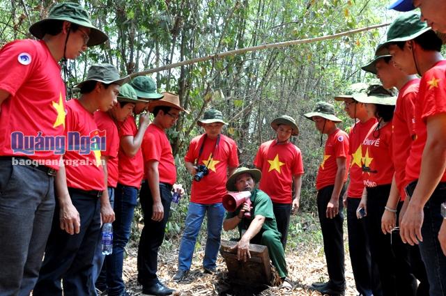 Đoàn hành trình thăm Địa đạo Củ Chi