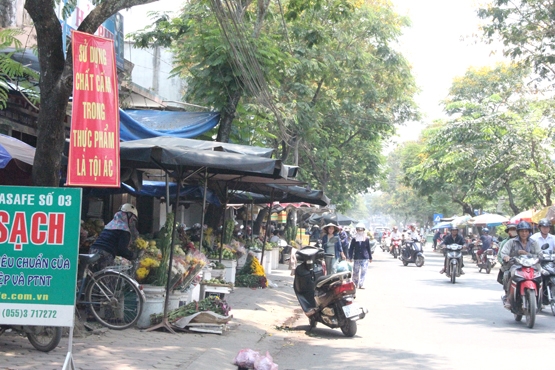 Dù được công nhận là tuyến phố văn minh, nhưng người dân vẫn lấn chiếm vỉa hè, lòng đường Nguyễn Thụy để buôn bán, dù điểm này cách UBND phường Trần Phú không xa.