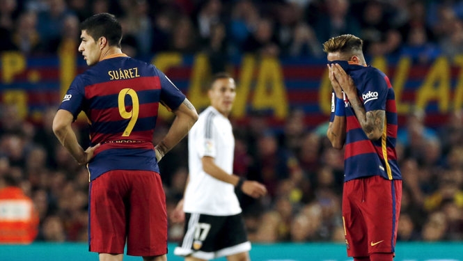 Nỗi thất vọng của các cầu thủ Barcelona sau trận thua Valencia. Ảnh: Reuters