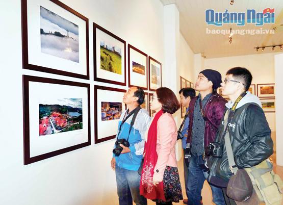 Người dân thủ đô Hà Nội xem triển lãm ảnh.  Ảnh: Nguyễn Đăng Lâm