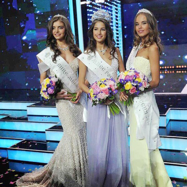 Tân Hoa hậu Nga 2016, Yana Dobrovolskaya (giữa) cùng Á hậu 1 và Á hậu 2