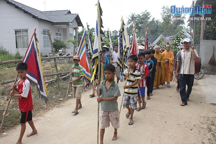 Đội cờ đưa tang là những em nhỏ hàng xóm, bạn học của Trịnh Hữu Nhân