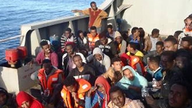 Tàu chở hàng đã cứu những người di cư may mắn sống sót sau vụ lật thuyền ngoài khơi Địa Trung Hải - Ảnh: BBC
