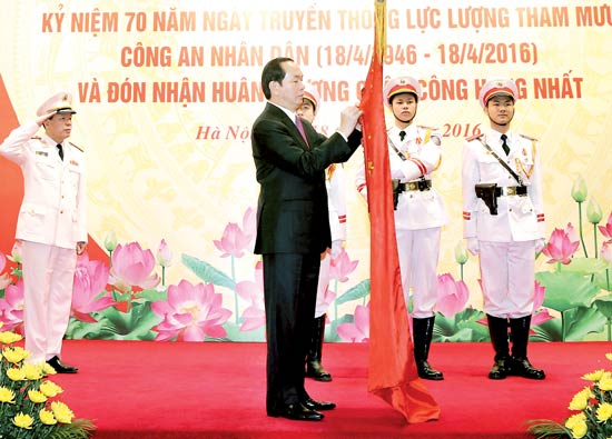 Chủ tịch nước Trần Đại Quang trao Huân chương Quân công hạng nhất cho Văn phòng Bộ Công an