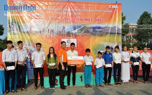 Ban Tổ chức trao học bổng cho các em học sinh nghèo