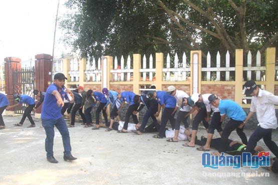  Đoàn viên thanh niên huyện Minh Long hào hứng tham gia sinh hoạt tập thể.