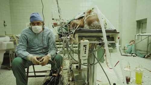 Sau ca ghép tim dài 23 tiếng đồng hồ, bác sĩ lặng lẽ ngồi theo dõi tín hiệu sinh tồn của bệnh nhân. (Ảnh: James Stansfield)