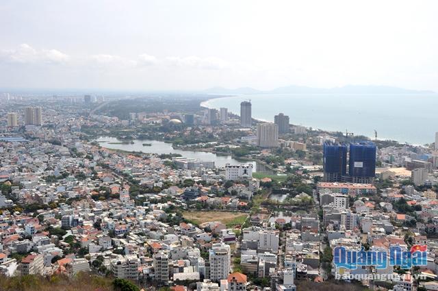 Toàn cảnh thành phố Vũng Tàu nhìn từ ngọn hải đăng