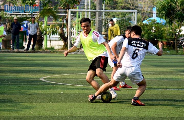 Pha tranh bóng giữa cầu thủ đội Cơ khí An Ngãi và cầu thủ đội Việt Quang