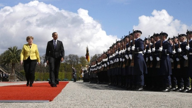 Tổng thống Mỹ Barack Obama và Thủ tướng Đức Angela Merkel duyệt đội danh dự tại Hannover ngày 24/4. (Ảnh: AP)