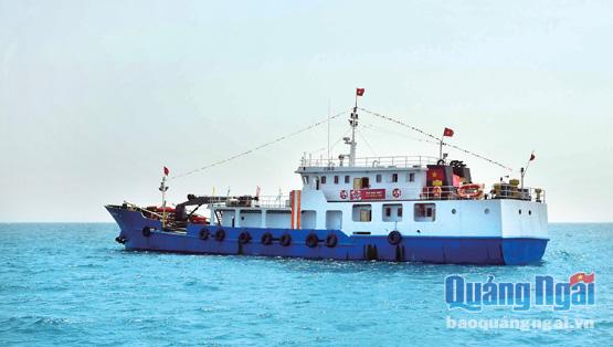 Tàu dịch vụ hậu cần nghề cá của Công ty CP Thủy sản Lý Sơn vươn khơi phục vụ các tàu cá của ngư dân trên các vùng biển Hoàng Sa, Trường Sa.