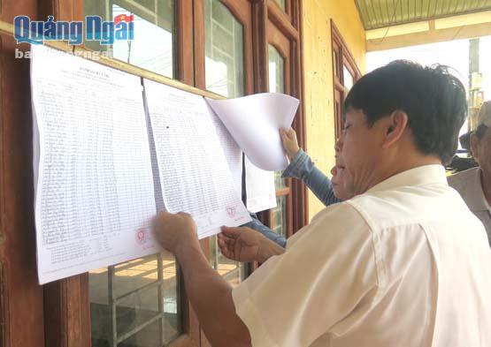 Cử tri xã Nghĩa Dũng (TP.Quảng Ngãi) xem danh sách cử tri tại Nhà văn hóa thôn.