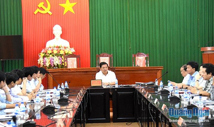 Ủy viên Trung ương Đảng, Bí thư Tỉnh ủy, Chủ tịch HĐND tỉnh Lê Viết Chữ phát biểu tại cuộc họp