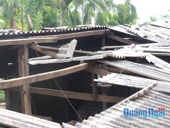  Lốc làm tốc mái nhà dân ở Sơn Tân (Sơn Tây).                    Ảnh: Thanh Khánh