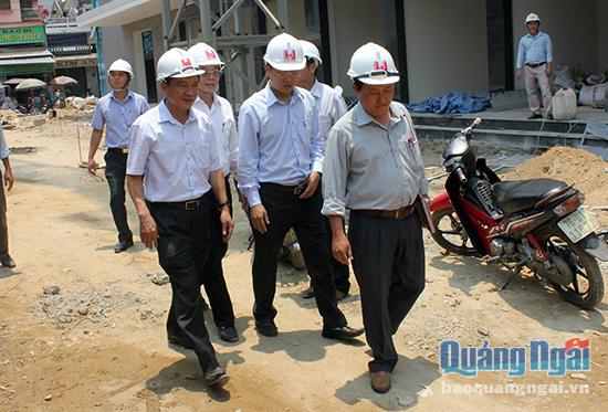 Chủ tịch UBND tỉnh Trần Ngọc Căng đi khảo sát thực tế tiến độ thi công Chợ Quảng Ngãi