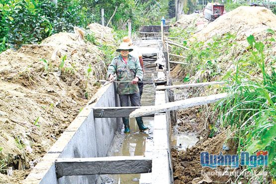 Nhờ người dân đồng thuận, việc sửa chữa kênh VC - 52 ở xã Hành Phước (Nghĩa Hành) đã được đẩy nhanh tiến độ.