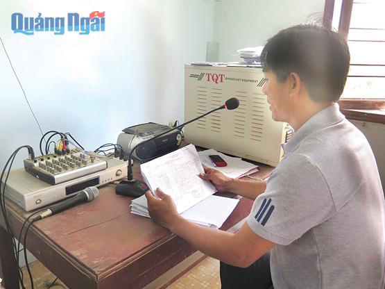 Cán bộ Đài Truyền thanh xã Nghĩa Dõng (TP.Quảng Ngãi) đọc công bố danh sách ứng cử viên HĐND xã.