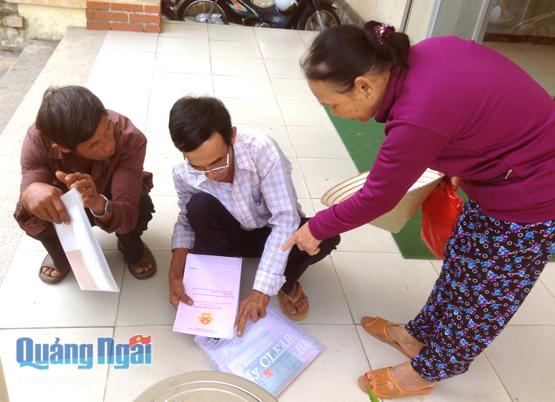  Người dân trao đổi về hồ sơ đất đai bên ngoài phòng làm việc của Bộ phận một cửa UBND TP. Quảng Ngãi.
