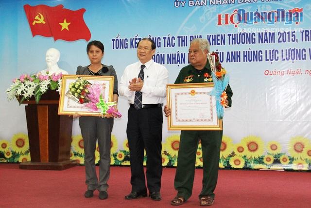 Thừa ủy quyền của Chủ tịch nước, Phó Bí thư Thường trực Tỉnh ủy Nguyễn Thanh Quang trao danh hiệu Anh hùng lực lượng vũ trang nhân dân cho các cá nhân 
