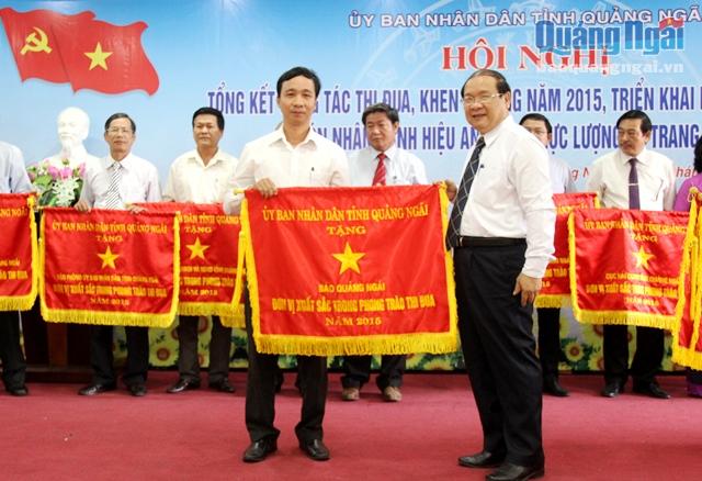 Phó Bí thư Thường trực tỉnh ủy Nguyễn Thanh Quang trao Cờ thi đua của UBND tỉnh cho đại diện lãnh đạo Báo Quảng Ngãi