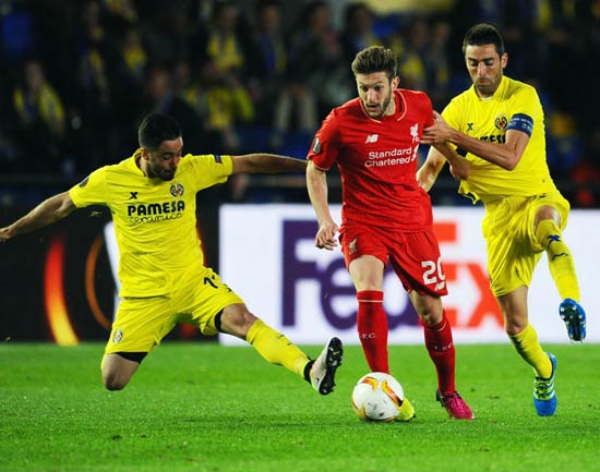 Tiền vệ Adam Lallana (giữa, Liverpool) nỗ lực vượt qua hàng phòng ngự Villarreal. Ảnh: Sportinglife