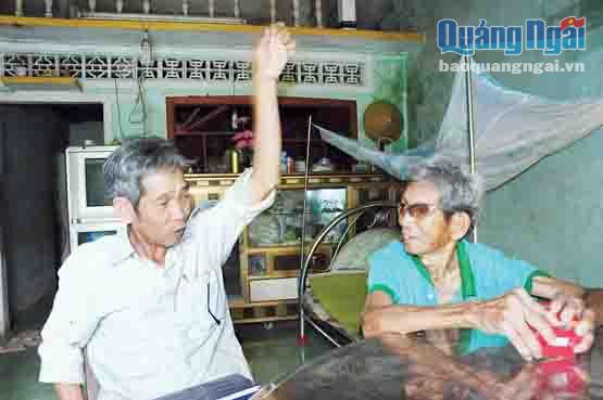 Hai cựu tù Côn Đảo Nguyễn Đình Tấn  (bên phải) và Võ Văn Đoàn say sưa trò chuyện về những tháng ngày nơi ngục tù.