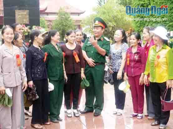 Thiếu tướng Nguyễn Trọng Huy - Phó Tư lệnh Quân khu 5 nói chuyện với nữ cựu quân nhân Sư đoàn 3 Sao Vàng.           