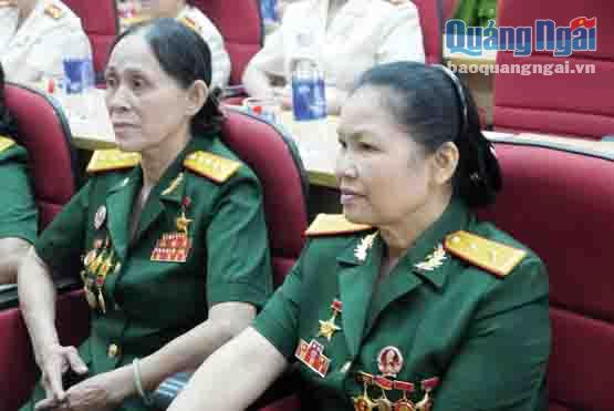 Hai nữ anh hùng LLVTND Phạm Thị Thao (trái) và Nguyễn Thị Huấn.