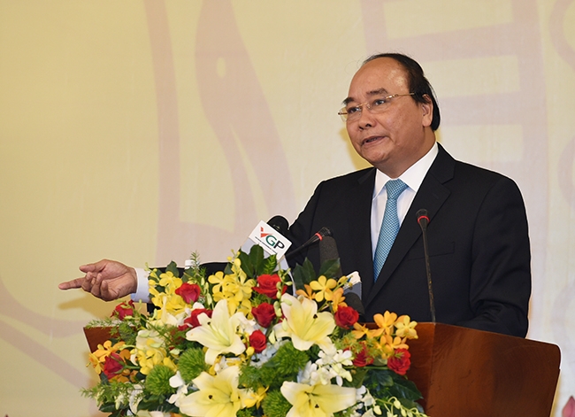 Thủ tướng Nguyễn Xuân Phúc phát biểu tại Hội nghị Chính phủ với doanh nghiệp. Ảnh: VGP/Quang Hiếu