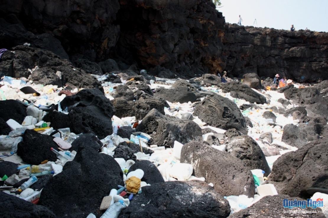 Nhiều loại rác thải ở khu vực bãi sau, đảo Bé, Lý Sơn. Ảnh: Hiền Linh