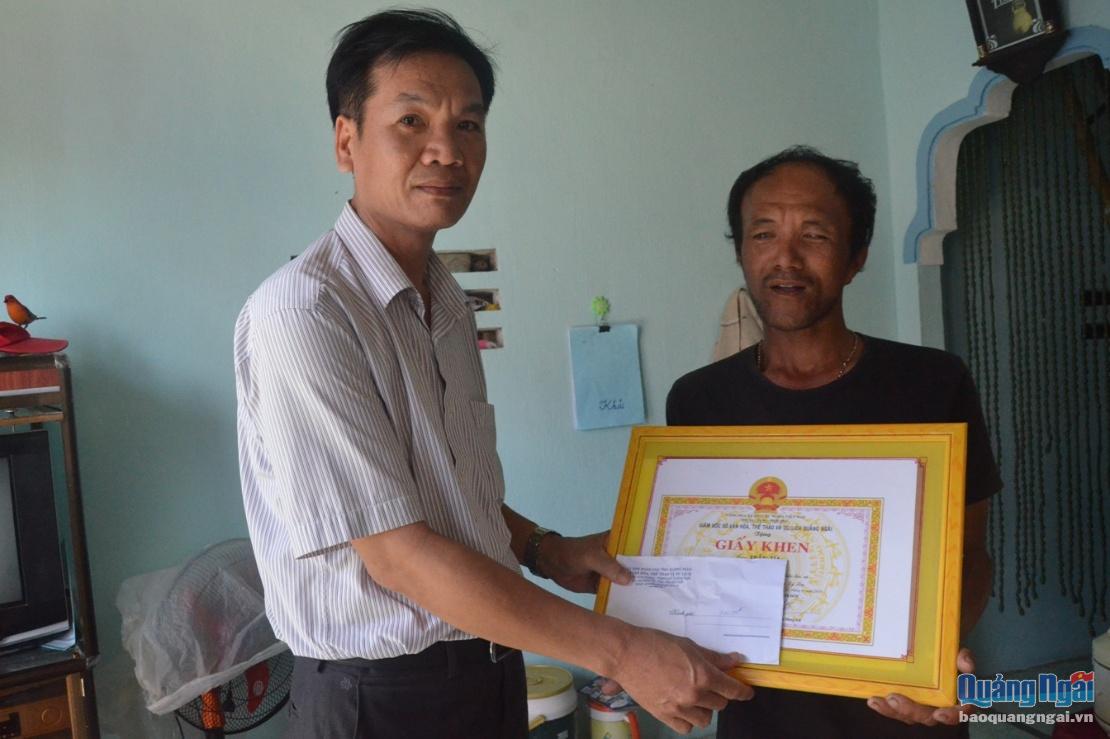 Đại diện Sở VH-TT-DL Quảng Ngãi trao bằng khen cho ông Trần Tia. Ảnh: Hiền Linh